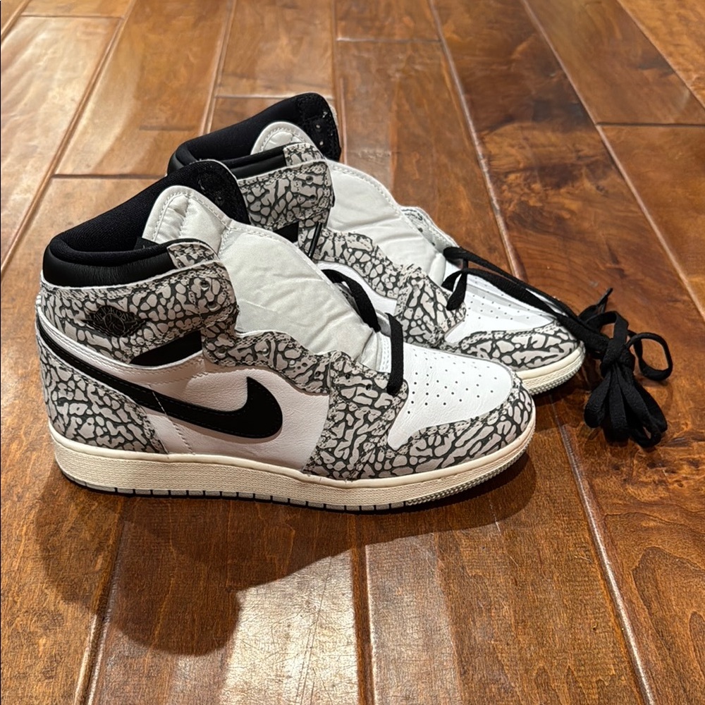 Nike Women's Black and White Sneakers